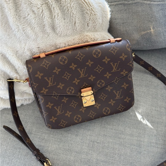 Louis Vuitton Monogram Pochette Metis - Picture 3 of 12